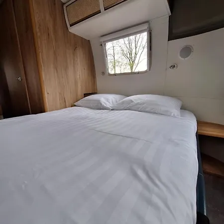 Vakantiepark Amerikaanse Airstream Caravan Met Hottub