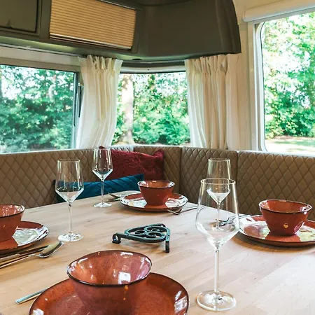 Amerikaanse Airstream Caravan Met Hottub Üdülőpark *