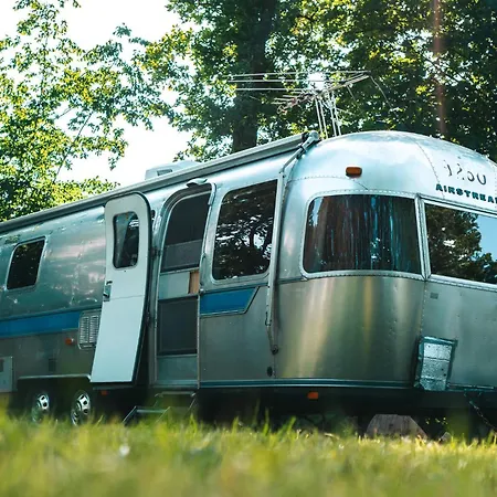 Amerikaanse Airstream Caravan Met Hottub Üdülőpark